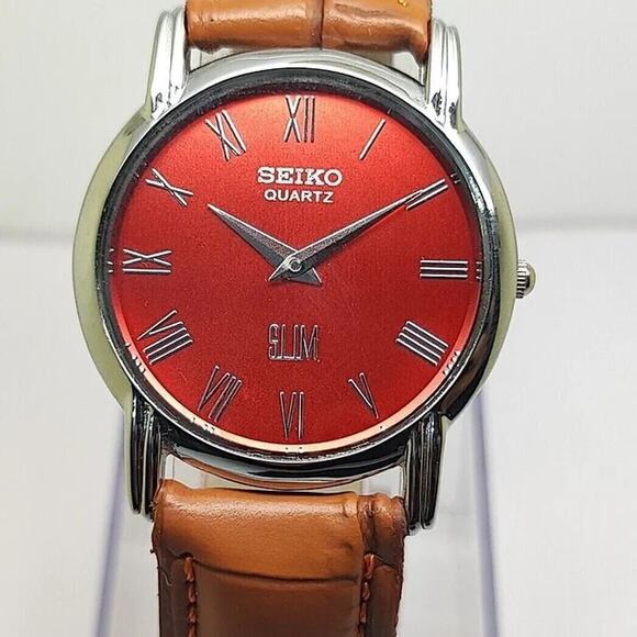Vintage Style Seiko Quartz Mens Silver Watch & Red accents W/Leather Strap - Picture 4 of 5
